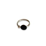 bague ouverte argentee avec forme ronde noire et boule exposee fond blanc anais