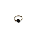 bague ouverte argentee avec forme ronde noire et boule exposee fond blanc anais