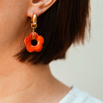 creoles pendentif fleur en résine et acier dore coloris terracota portee oreille gauche elise