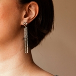 boucles d oreilles argentees anneau creux et pendentif quatre chaines pendantes portees oreille gauche paloma