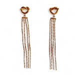 boucles d oreilles chaines pendantes en acier inoxydable dore exposees fond blanc paloma