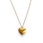 sautoir coeur chaine torsadee avec gros pendentif brosse modele dore et expose sur fond blanc isadora