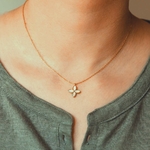 collier trefle pendentif pierre nacre avec fine chaine doree portee nina