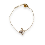 bracelet et son pendentif trefle 4 feuilles en nacre avec chaine perles emaillees en acier inoxydable dore expose sur fond blanc paola