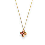 collier trefle et son pendentif porte bonheur pierre rhodonite rose avec sa chaine dorée mis en valeur sur fond blanc nina