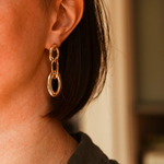 boucles d oreilles acier inoxydable pendantes avec trois anneaux lisses version doree portee oreille gauche anaelle