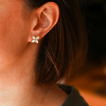 boucles oreilles trefle en acier inoxydable avec pierre nacre sertie portees oreille gauche solene