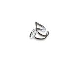 bague en acier pour femme composee de formes originales entrecroisees et presentee sur fond blanc charline