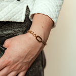 bracelet mixte pour homme ou femme style gourmette coloris dore porte poignet gauche sam