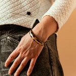 bracelet leopard large avec ligne en feuille d or porte poignet gauche kim