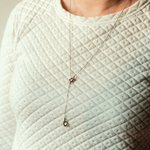 collier en y chaine longue argentee avec deux motifs noeuds porte sidonie