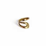 bague large femme moderne creuse et doree exposee sur fond blanc pamela