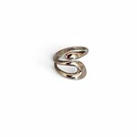 bague large pour femme en acier au design remarquable et tendance et mise en valeur sur fond blanc pamela