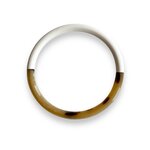 bracelet jonc corne veritable et artisanal moitie laquee blanc mis en valeur sur fond blanc swann