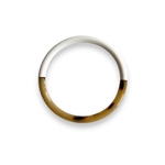 bracelet jonc corne veritable et artisanal moitie laquee blanc mis en valeur sur fond blanc swann