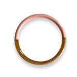 bracelet en corne naturelle laque rose unique mis en valeur sur fond blanc camille