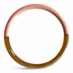 bracelet en corne naturelle rose avec moitié laquee moderne et mis en valeur fond blanc camille