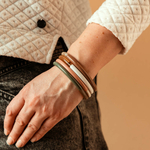 quatre bracelets fins en corne de buffle naturelle elegants et uniques portes ensemble poignet gauche