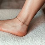 chaine cheville petits coeurs en acier dore glamour et feminine avec petites perles et portee pied gauche mira