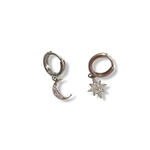 boucle d oreille lune et etoile en plaque argent exposees sur fond blanc avec creoles et pendentifs depareilles ornes de zircons sia