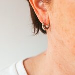 petites creoles epaisses en plaque argent minimalistes et portees oreille droite mae