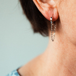 boucle d oreille chaine pendante violette en plaque argent avec un anneau creole et deux chaines de longueurs differentes portee oreille droite