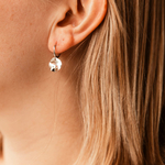 petites creoles argent 925 lucie avec mini pendentif rond et lisse portees oreille gauche