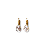 boucle d oreille goutte d eau cristal en acier dore fermoir dormeuse exposee fond blanc ondine