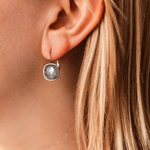 boucle oreille cristal gris acier inoxydable fermoir dormeuse avec cristal carre exposee fond blanc izia