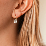 boucle oreille goutte d eau cristal transparent ondine avec accroche en acier dore et fermoir dormeuse confort portee oreille gauche