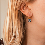 boucle oreille cristal bleu denim isis avec accroche et fermoir dormeuse en acier inoxydable dore portee oreille droite
