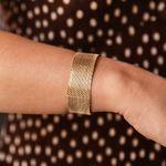 bracelet manchette dore martele et quadrille en acier porte poignet droit solea