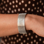 bracelet manchette en acier inoxydable aurore avec design martele quadrille et ajustable porte poignet droit