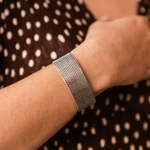 bracelet manchette en acier inoxydable aurore texture moderne et confortable porte bras droit