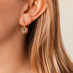 boucle d oreille cristal rose cerise fermoir dormeuse en acier dore et au maintien parfait porte oreille gauche