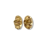 boucle d oreille clips vintage emy ovale et ondulee en acier dore et de taille audacieuse expose sur fond blanc