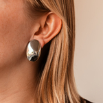 boucle d oreille clip acier inoxydable ovale bombee avec effet miroir portee sur oreille gauche lauren