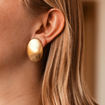 boucle d oreille clip ovale acier dore et brosse bombee et portee oreille gauche isaure