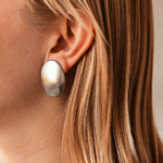 boucles oreilles clip ovale acier brosse vera fintion mate simples et modernes portees oreille gauche