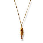 collier poisson acier dore avec chaine forçat alternee avec chaine aplatie expose fond blanc rosalie