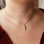 collier poisson en acier dore compose d une fine chaine alternee avec pendentif martele et symbolique porte rosalie