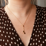 collier cravate coulissant en acier dore avec boule et petites pampilles porte lucia