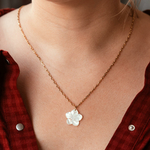 collier fleur blanche nacree avec fine chaine en acier dore porte fiora