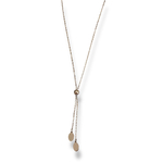 collier en y acier inoxydable avec perle a coulisser et pampilles plates expose fond blanc nola