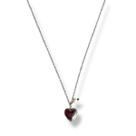 collier coeur acier inoxydable talia intemporel et symbolique avec petite perle et motif milgrain sur le contour du coeur expose fond blanc
