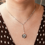 collier en y femme chaine fine avec elements plats et pendentif fleur en relief porte fleur