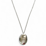 collier long en acier inoxydable elegant avec pendentif audacieux et lisse sur les deux faces mis en valeur sur fond blanc ariane