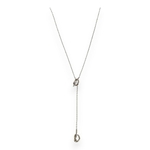 collier y en acier inoxydable forme cravate avec deux noeuds mis en valeur sur fond blanc sidonie