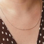 collier fin long et minimaliste en acier inoxydable maille fine porte sophie