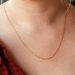 collier fin dore benedicte epure et compose d une simple chaine en acier dore resistant porte